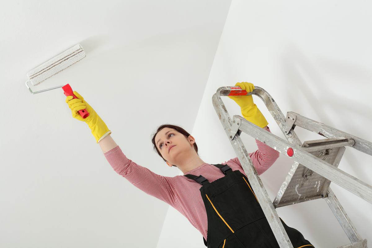 A Guide to DIY Ceiling Painting Without the Help of a Pro
