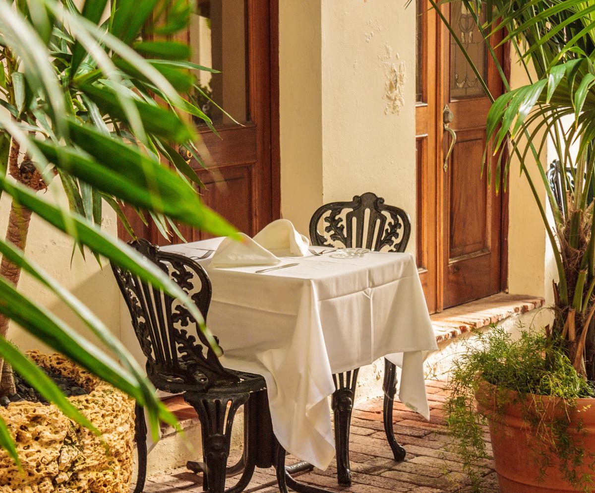 13 Chic Patio Dining Set Ideas for Your Apartment