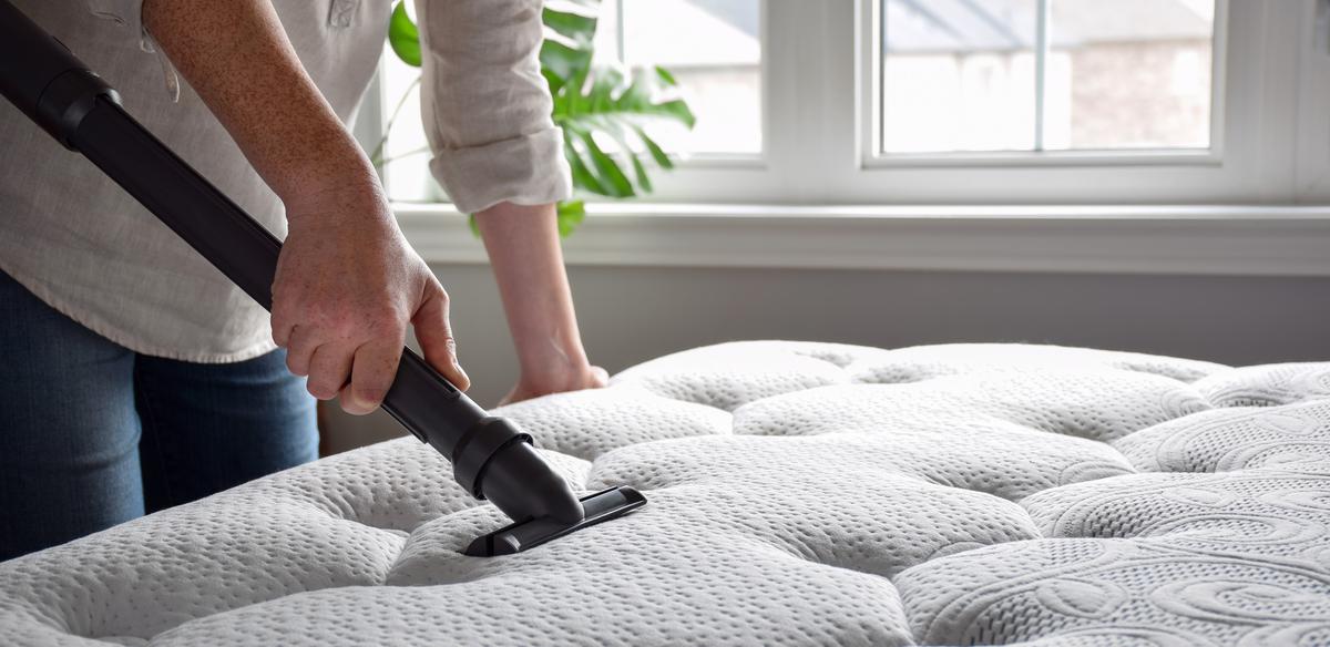 The appropriate way to use a vacuum cleaner for mattress cleaning