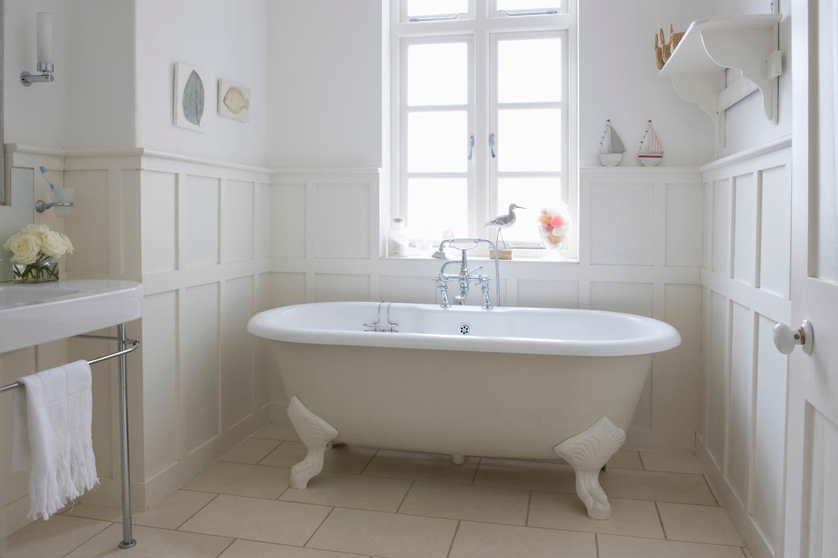 Monthly Maintenance Reminder: Bathtub Cleaning Hacks