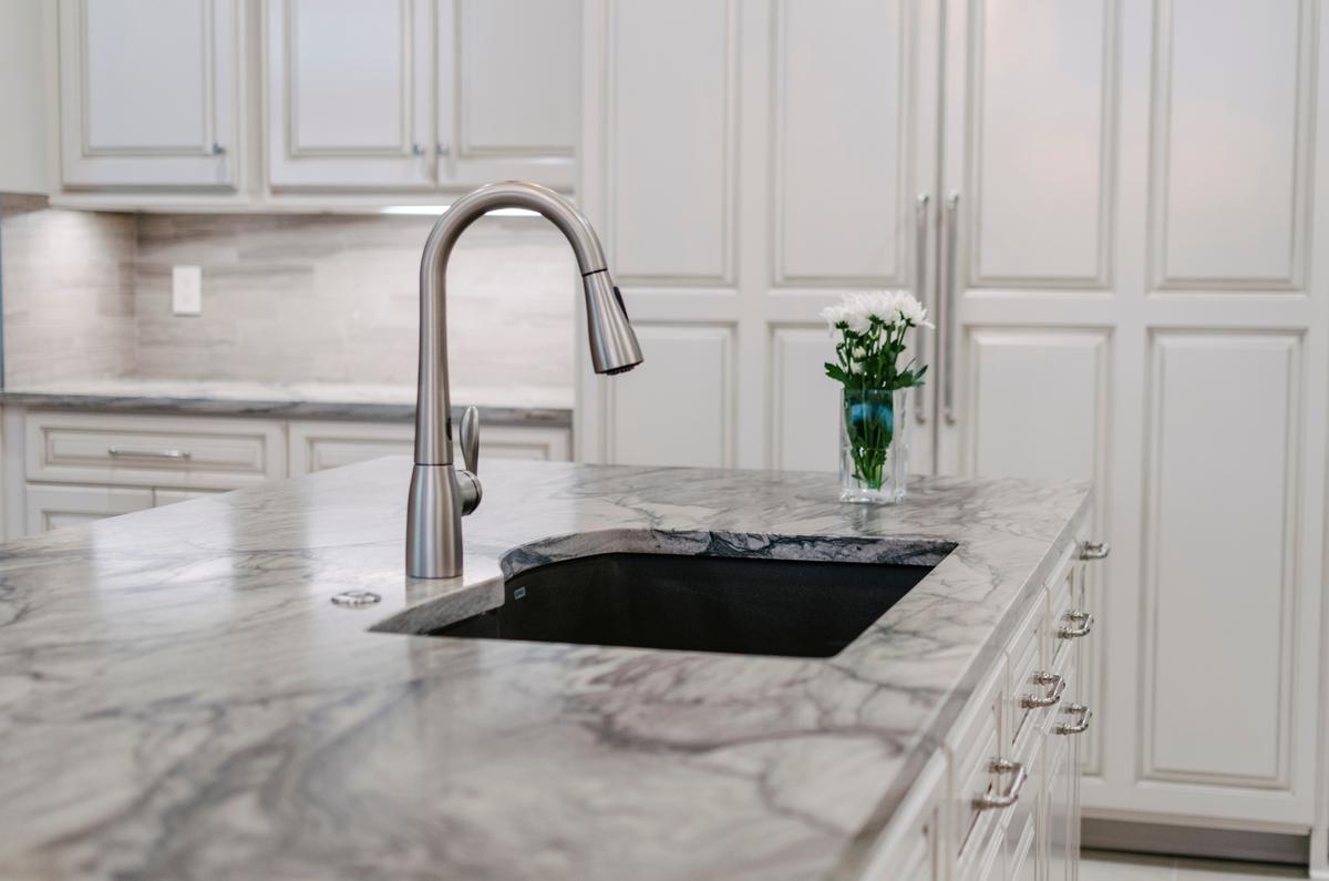 Granite vs Quartz Countertops: The Benefits of Upgrading Your Kitchen
