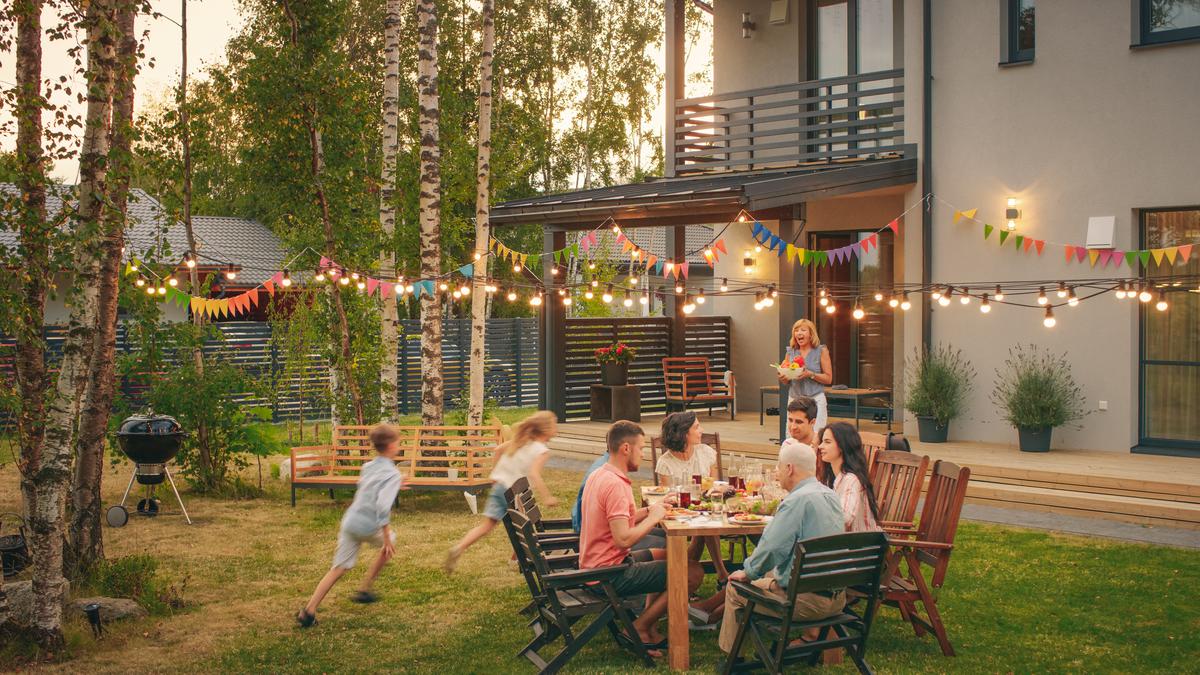 How to Prepare Your Backyard for Summer Entertainment