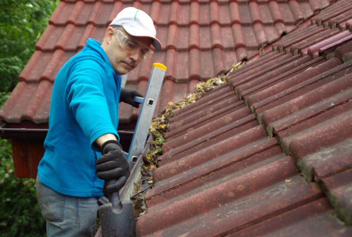 Top 3 Considerations for Hiring a Gutter Cleaner