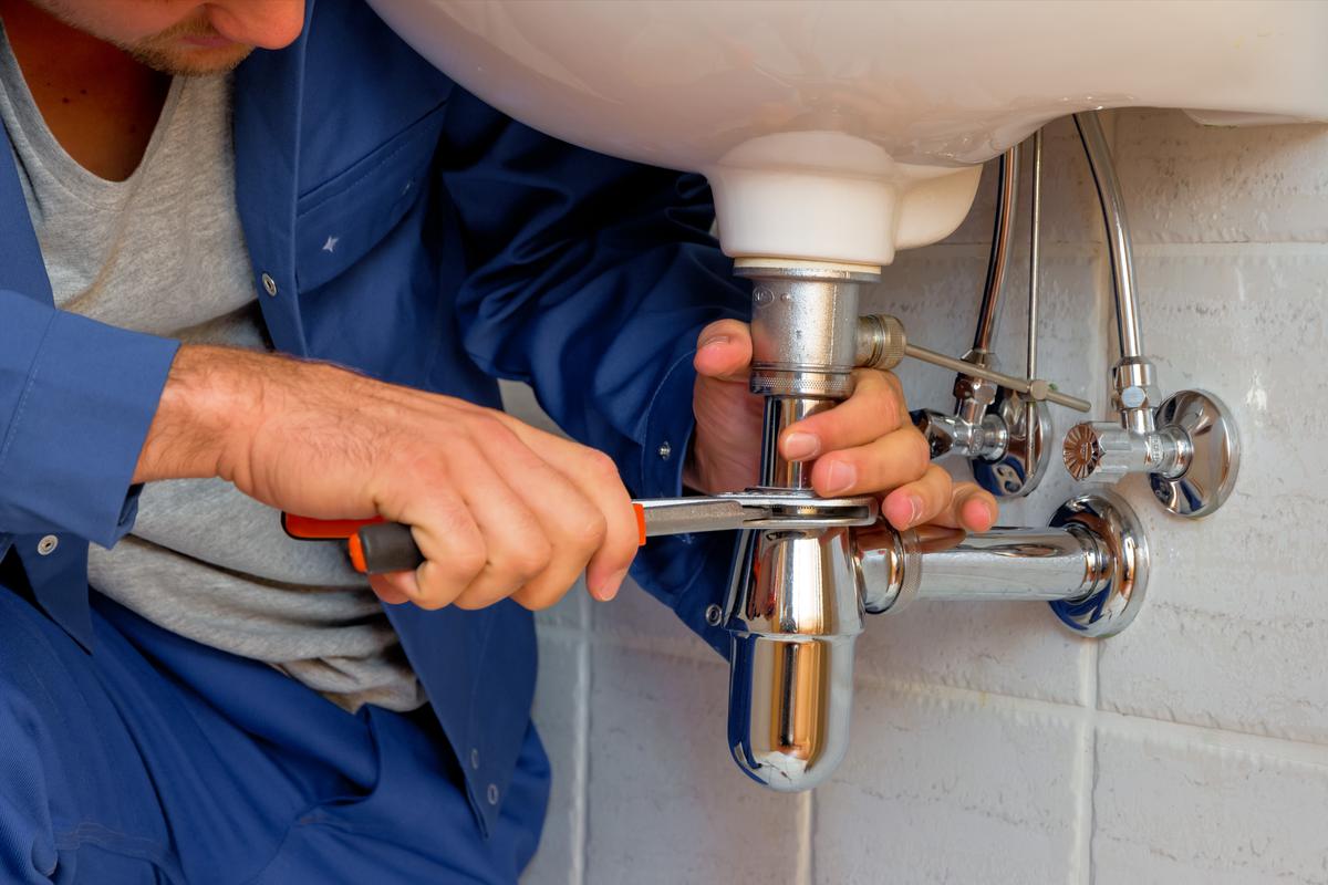 Hiring a Plumber to Unclog Your Drains? Here are 3 Essential Things to Consider
