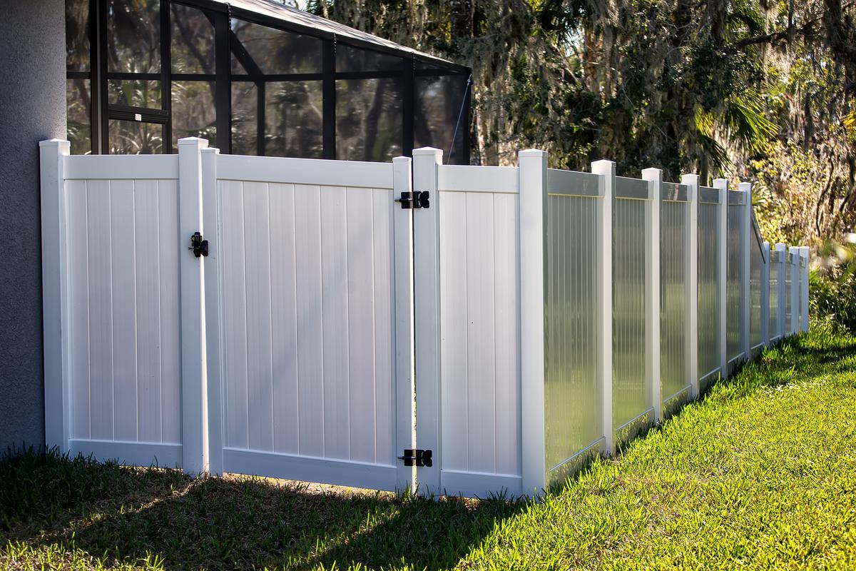 What to Consider When Building a Vinyl Fence: Tips for Homeowners