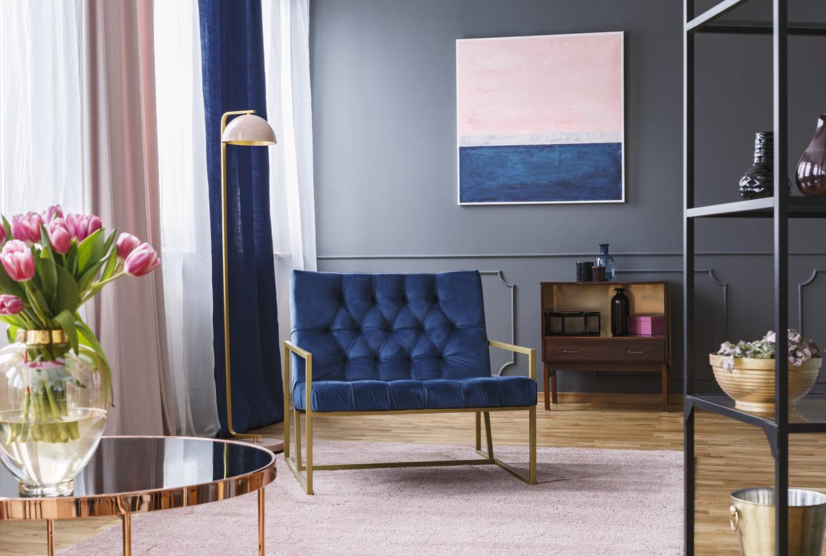 A Navy Blue Velvet Chair to Complement Your Bedroom