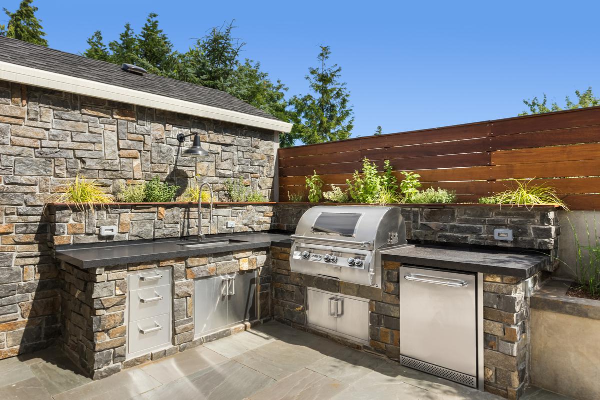 A Permanent Installation of Backyard Kitchen and Grill Would Be a Great Addition