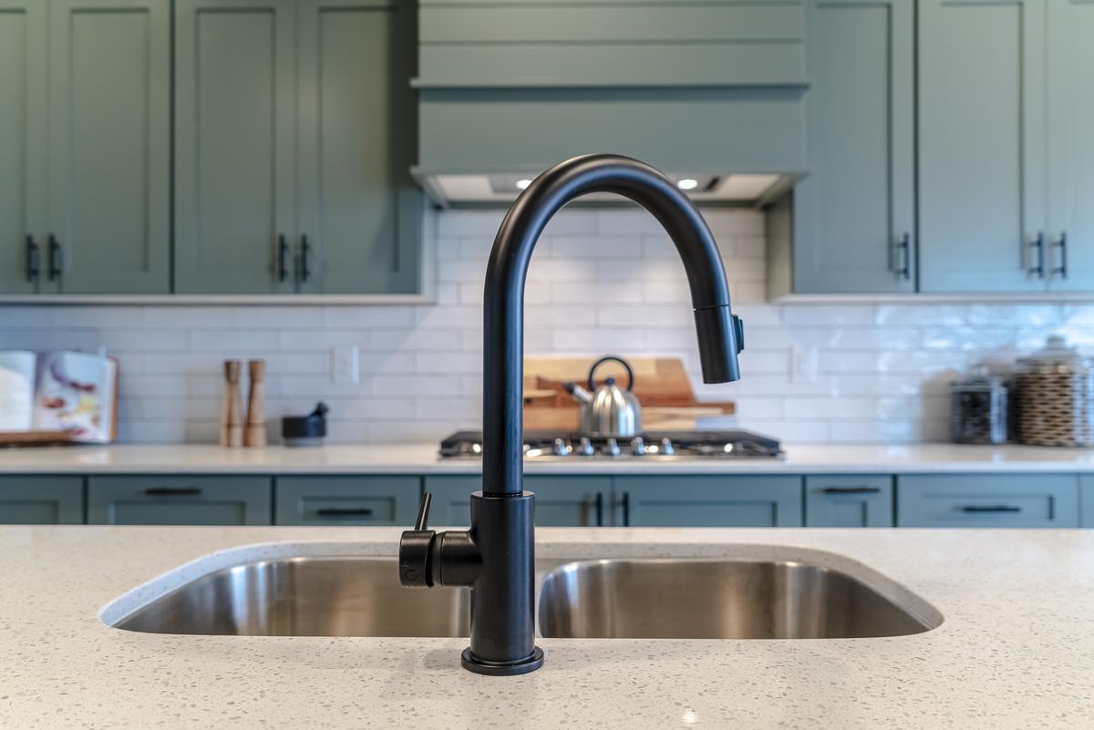 A Stylish White Sink That Is Both Practical and Easy to Maintain