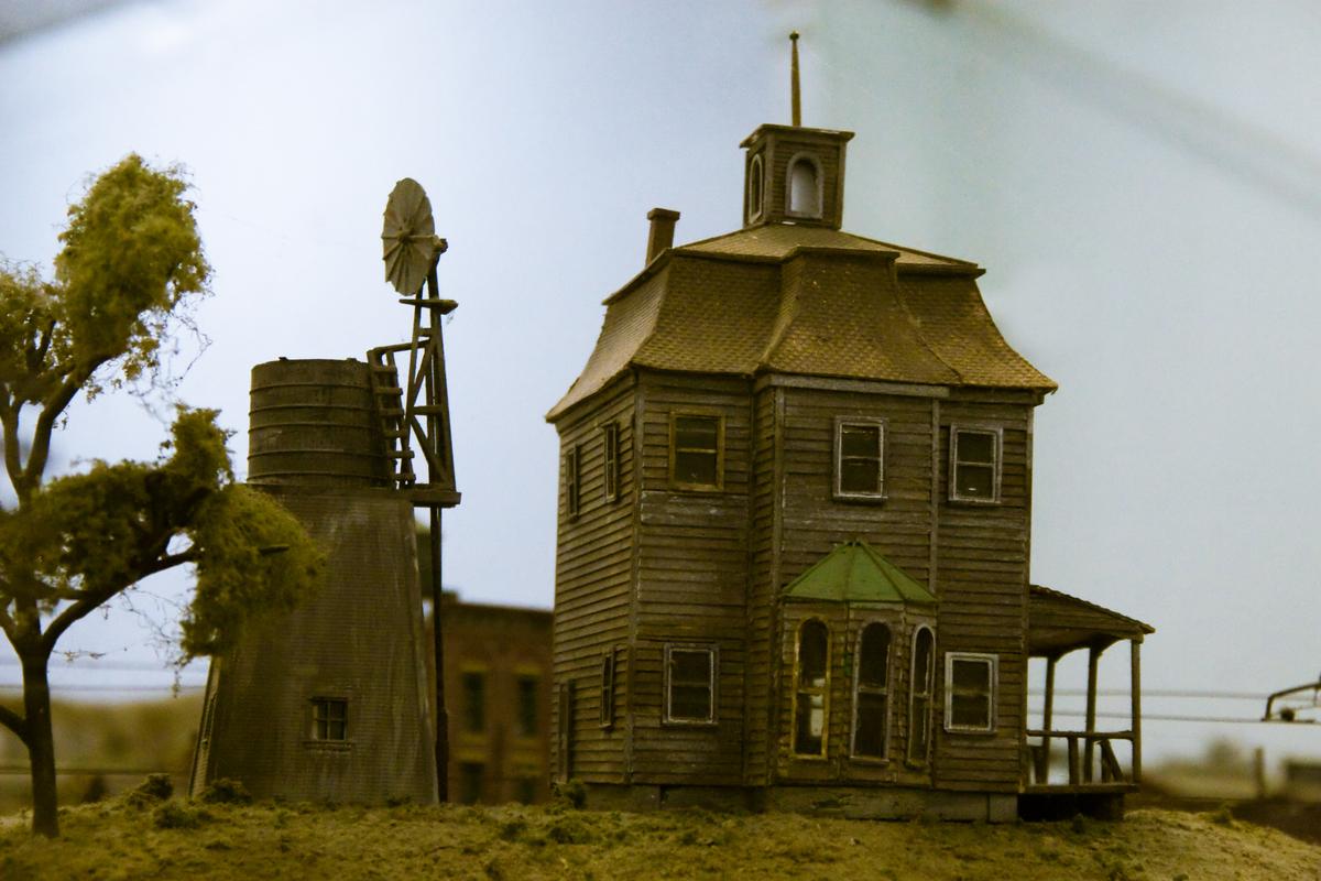 The sinister profile of horror house tropes is instantly recognizable (Orin Zebest/Wikimedia Commons).