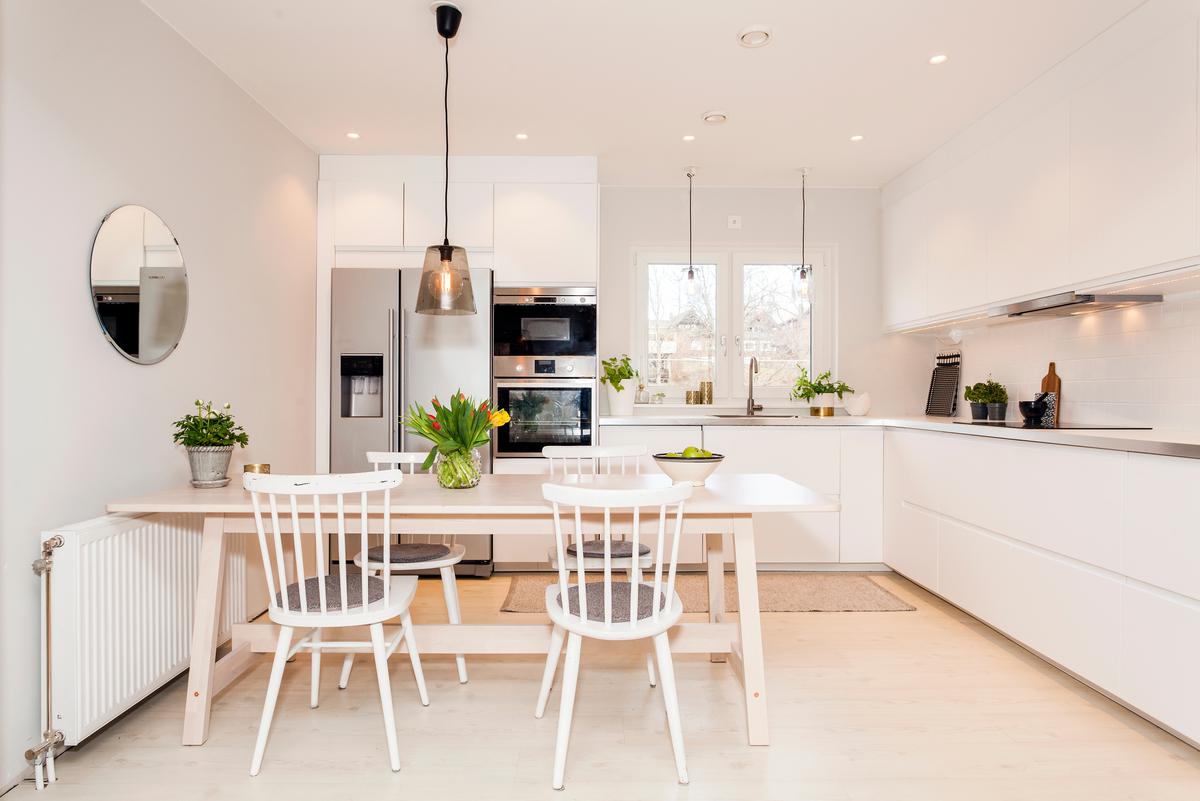 Horseshoe kitchen designs are quite popular among homeowners.