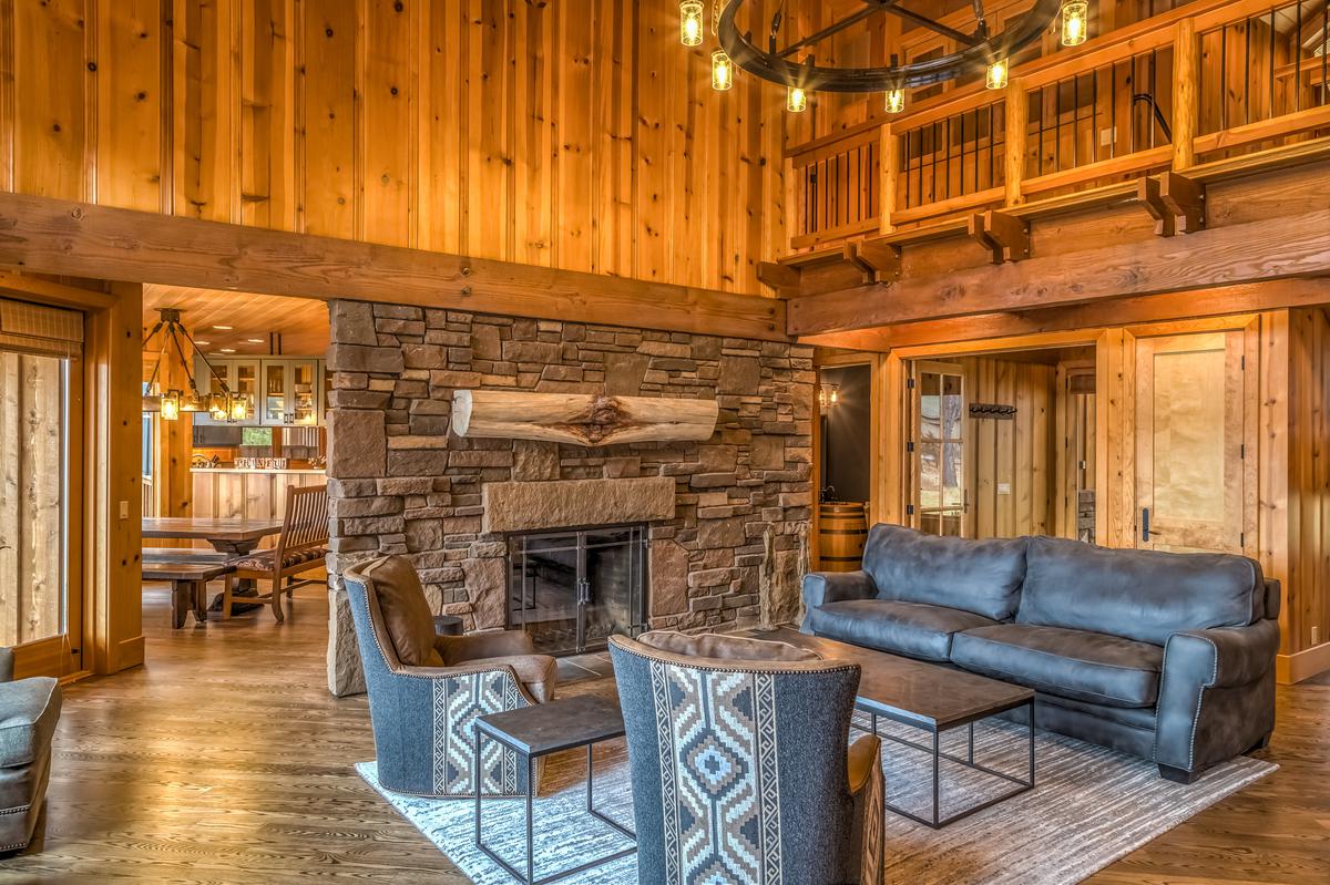 An extensive use of natural elements is the hallmark of cabincore interior design.