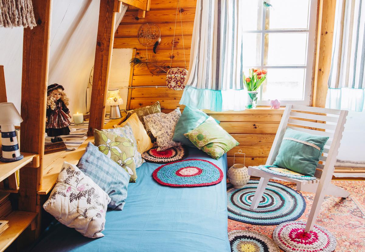 Splashes of color in cottagecore homes help to create a welcoming atmosphere.