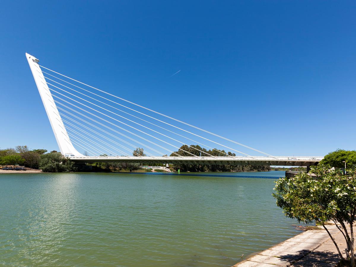 The Alamillo bridge embodies aspects of Wright’s philosophy.
