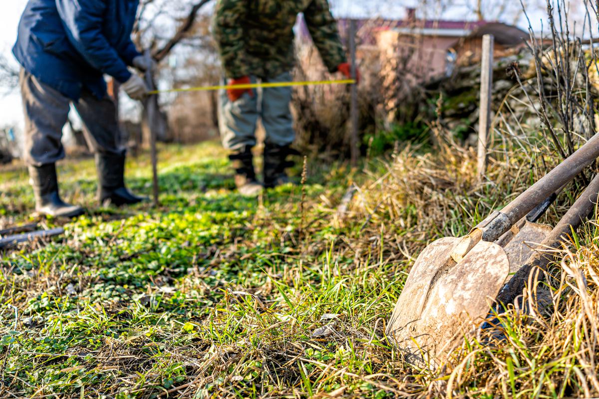 There are several factors to account for when drawing up plans to build a greenhouse.