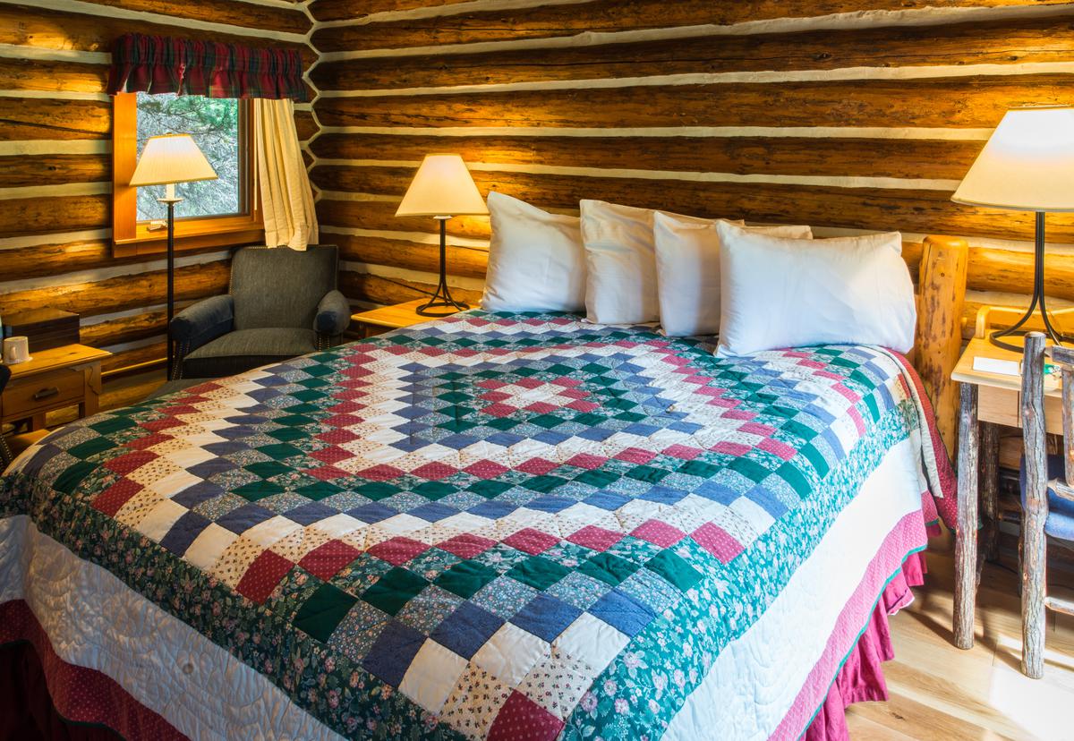 The cabincore style typically favors ambient lighting over ceiling fixtures.