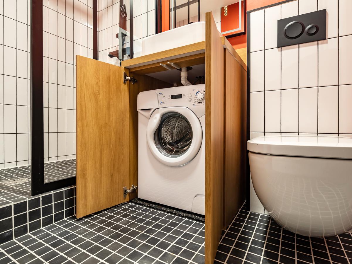 Smart choices make for less clutter and higher bathroom space efficiency.