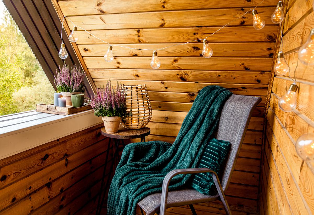 Creating a cozy atmosphere is a fundamental aspect cabincore interior design.