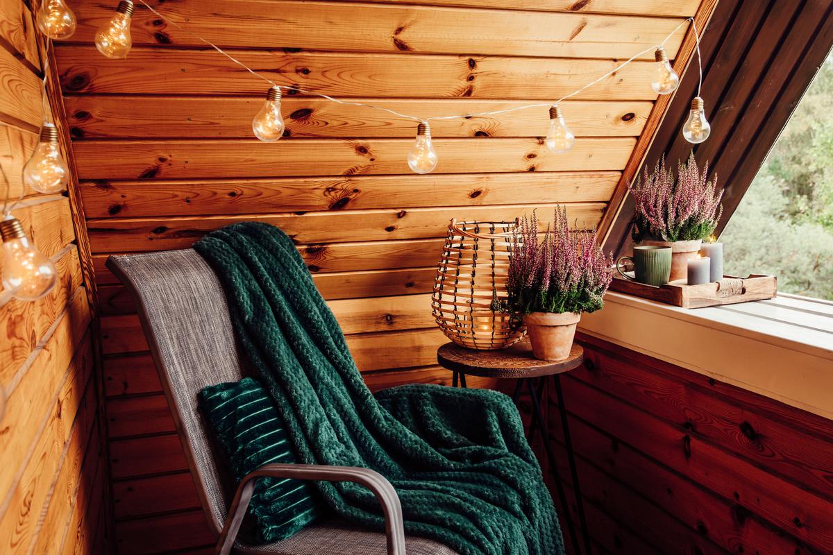 A cabincore color scheme mainly consists of earthy shades of green, orange, red, and yellow.