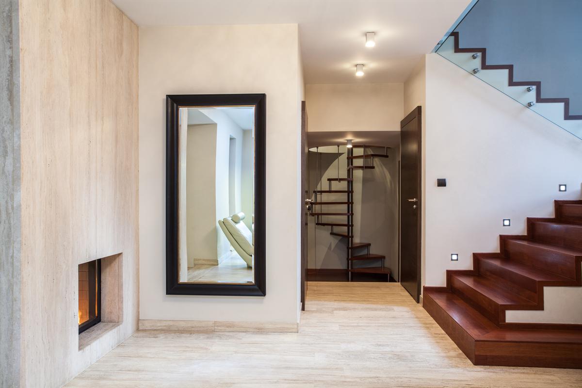 Taking advantage of mirrors is an effective way to reflect natural light in your room.