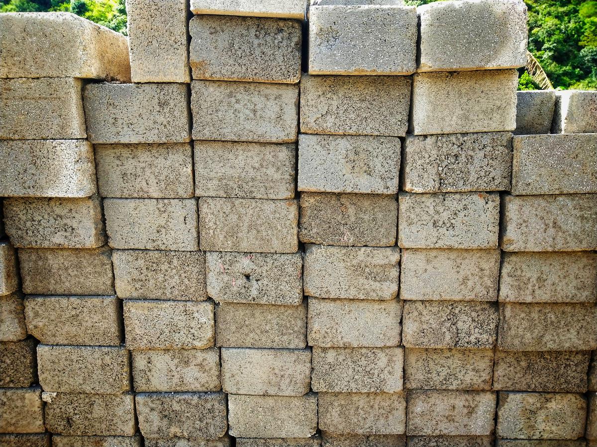 While they're a common material in construction, concrete blocks are unsuitable for pizza ovens.