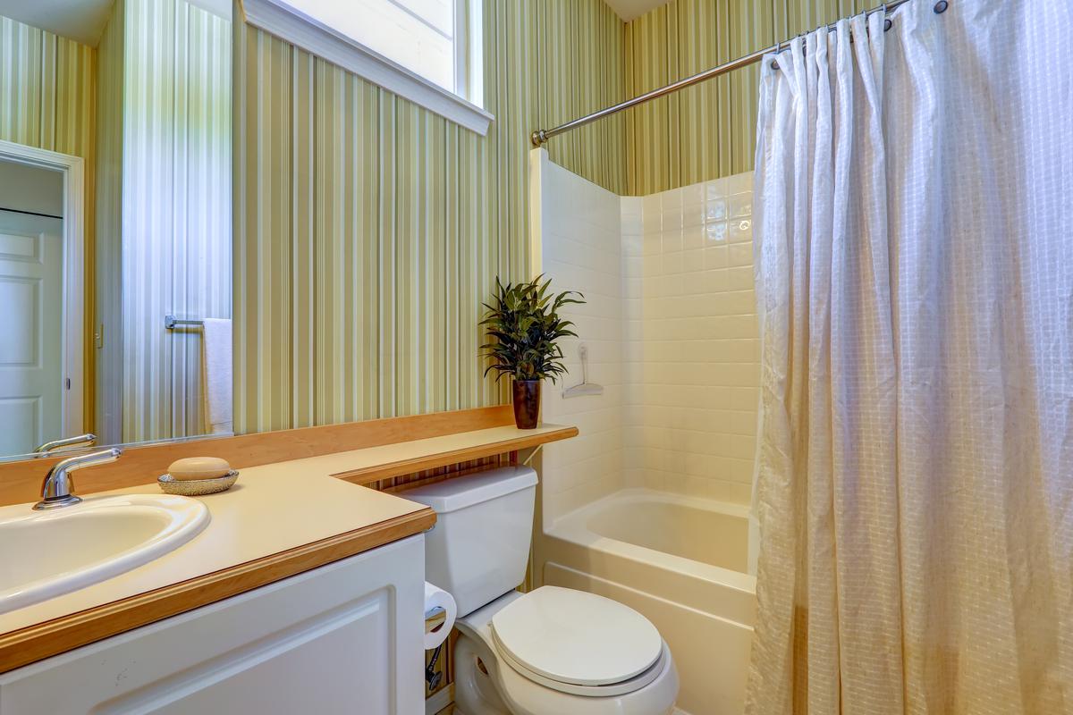 Apply Classic Wallpaper in Your Bathroom