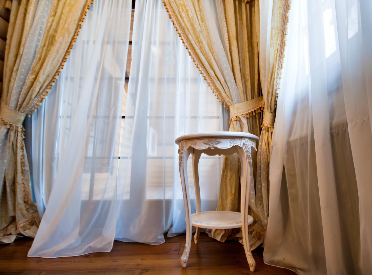 Appreciating The Luxury of Regal Curtains In Living Rooms