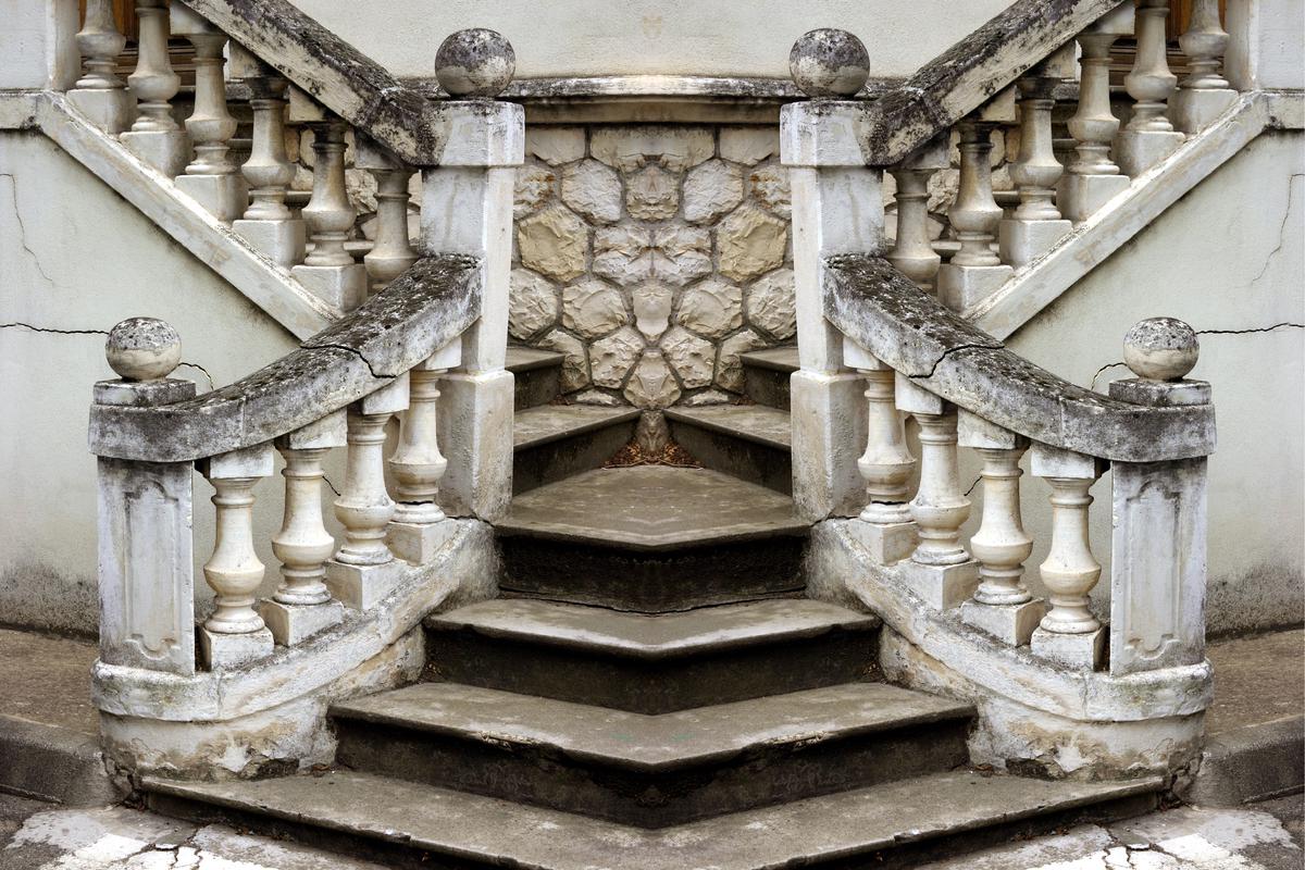 Be the King of the World With Extravagant Stairways