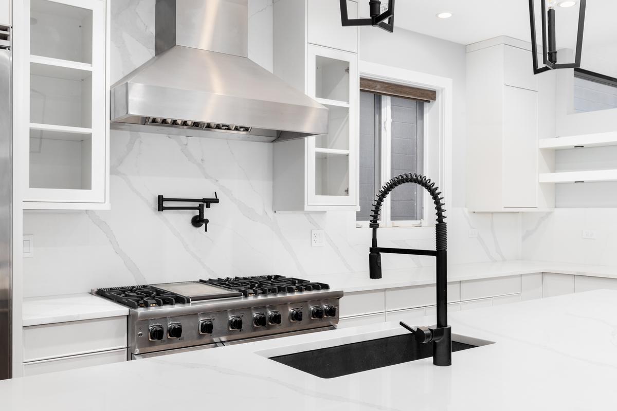 Unleash the power of industrial charm with black faucets, showcasing exposed plumbing and rugged handles for a striking kitchen aesthetic.