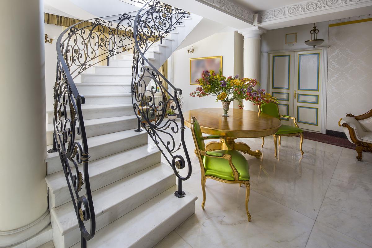 Bright Color and Natural Materials to Ground and Modernize an Extravagant Marble Foyer