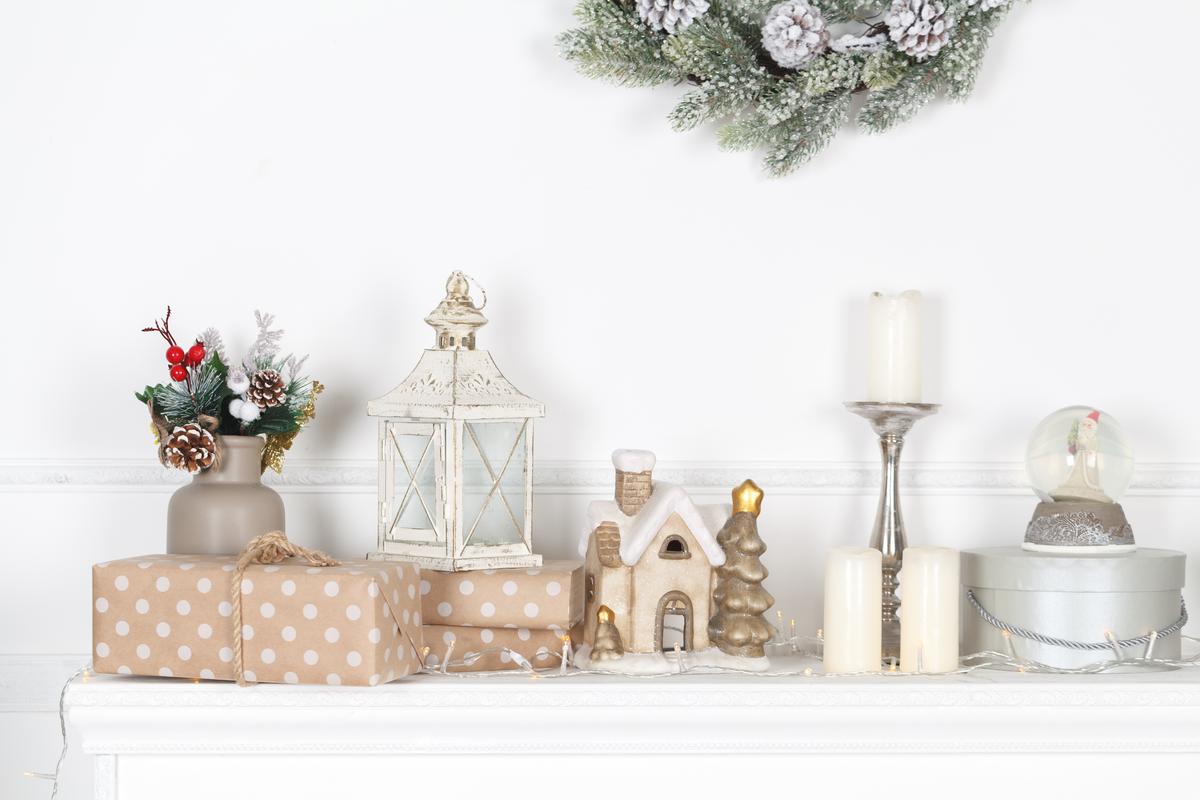 Celebrating the Frost With Light-Colored Ornamentation