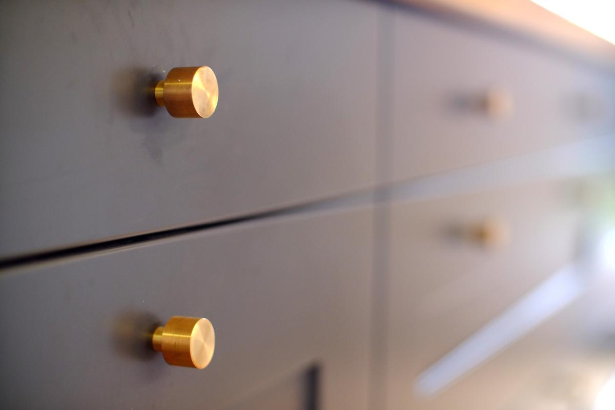 Consider both quality and durability when choosing kitchen cabinet knobs.