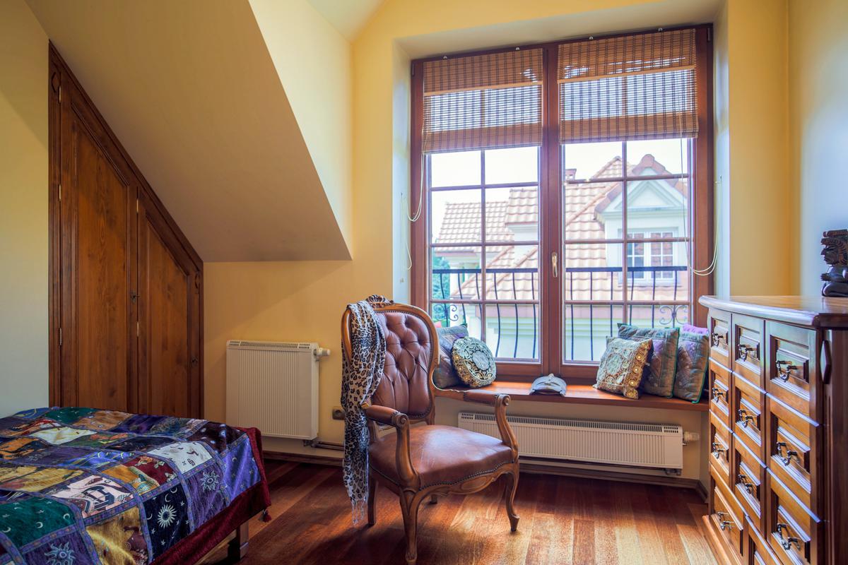 Cozy Colonial Style Bedroom Designs