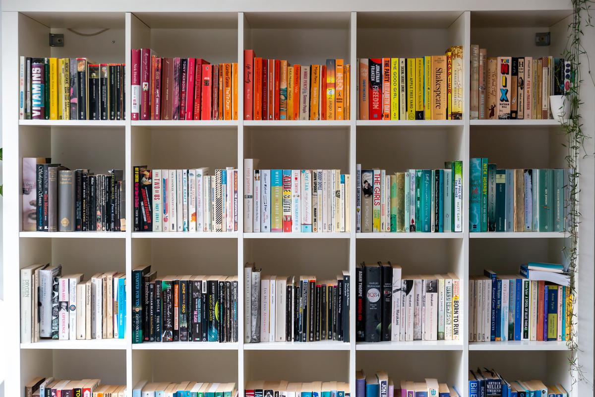 Create a Rainbow of Colors with Your Bookshelf Organization