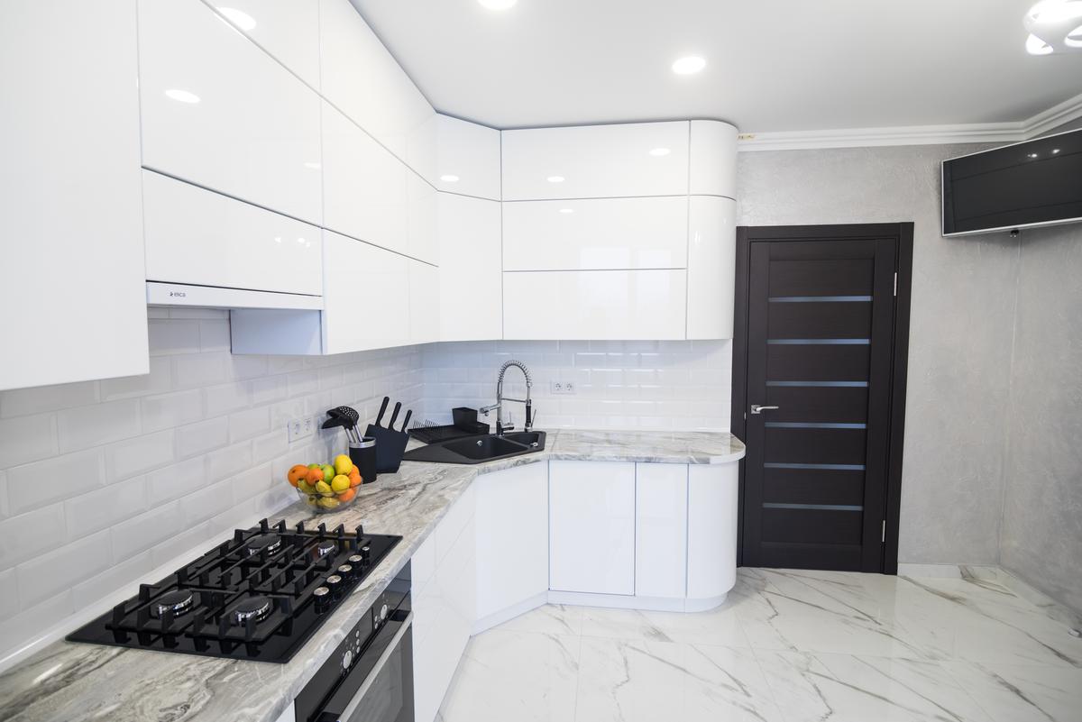 Creating a minimalist kitchen with a seamless flow of elements is of prime importance.