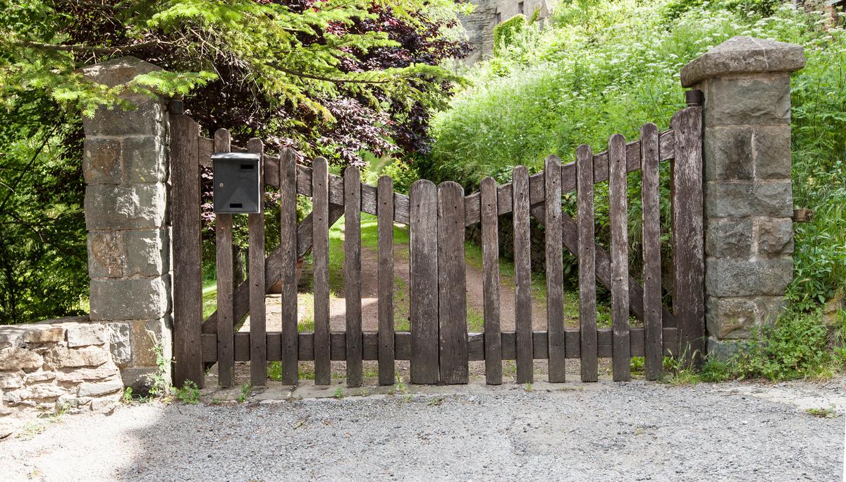 Farmhouse Style Gates Provide a Natural Aesthetic