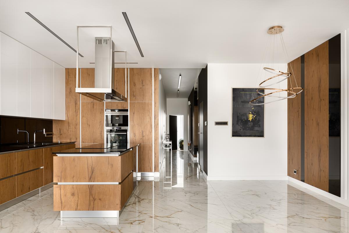 Glossy shining tiles are timeless classics.