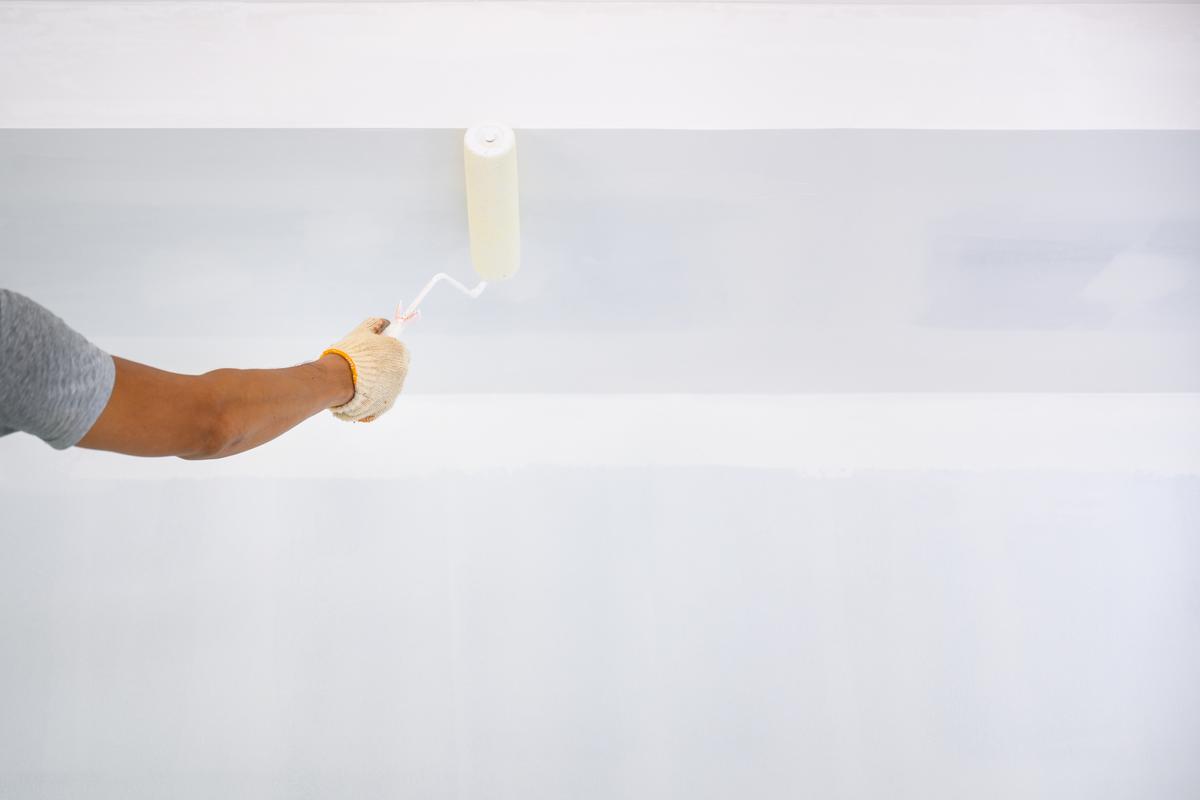 How to Apply Primer Onto the Ceiling