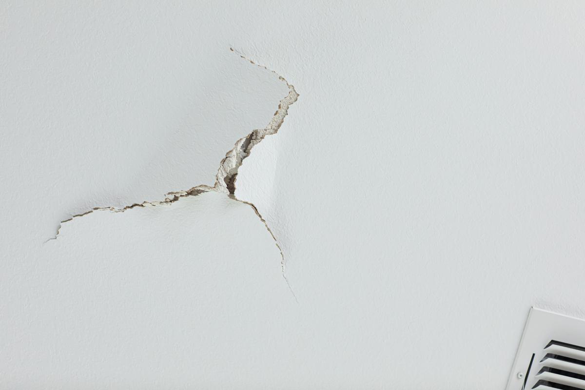 How to Handle Different Types of Ceiling Cracks