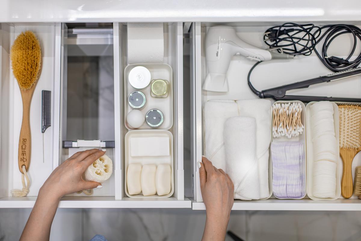 How to Organize Your Bathroom Drawers to Optimize Space