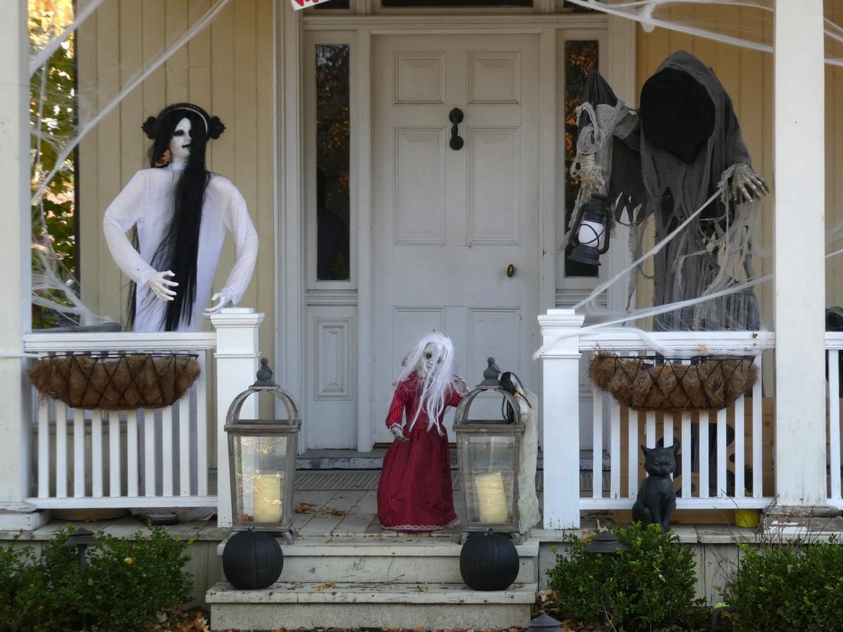 Impress Your Neighbors With Movie-Themed Halloween Props