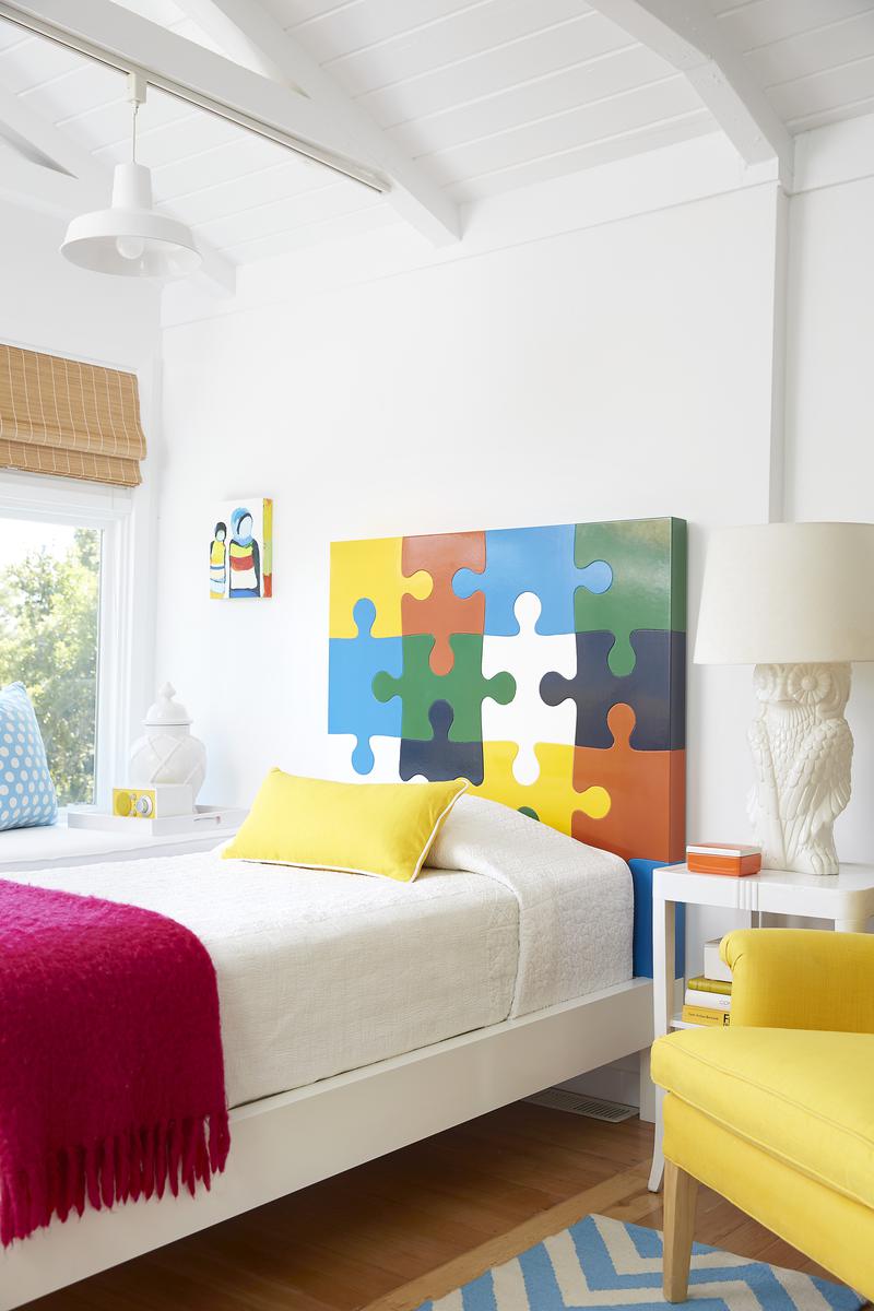 The natural light from the window helps in highlighting the special features of the bedroom.