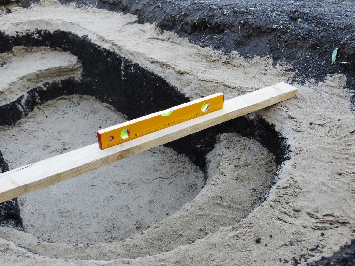 Make sure the pond is level before proceeding to the following steps.