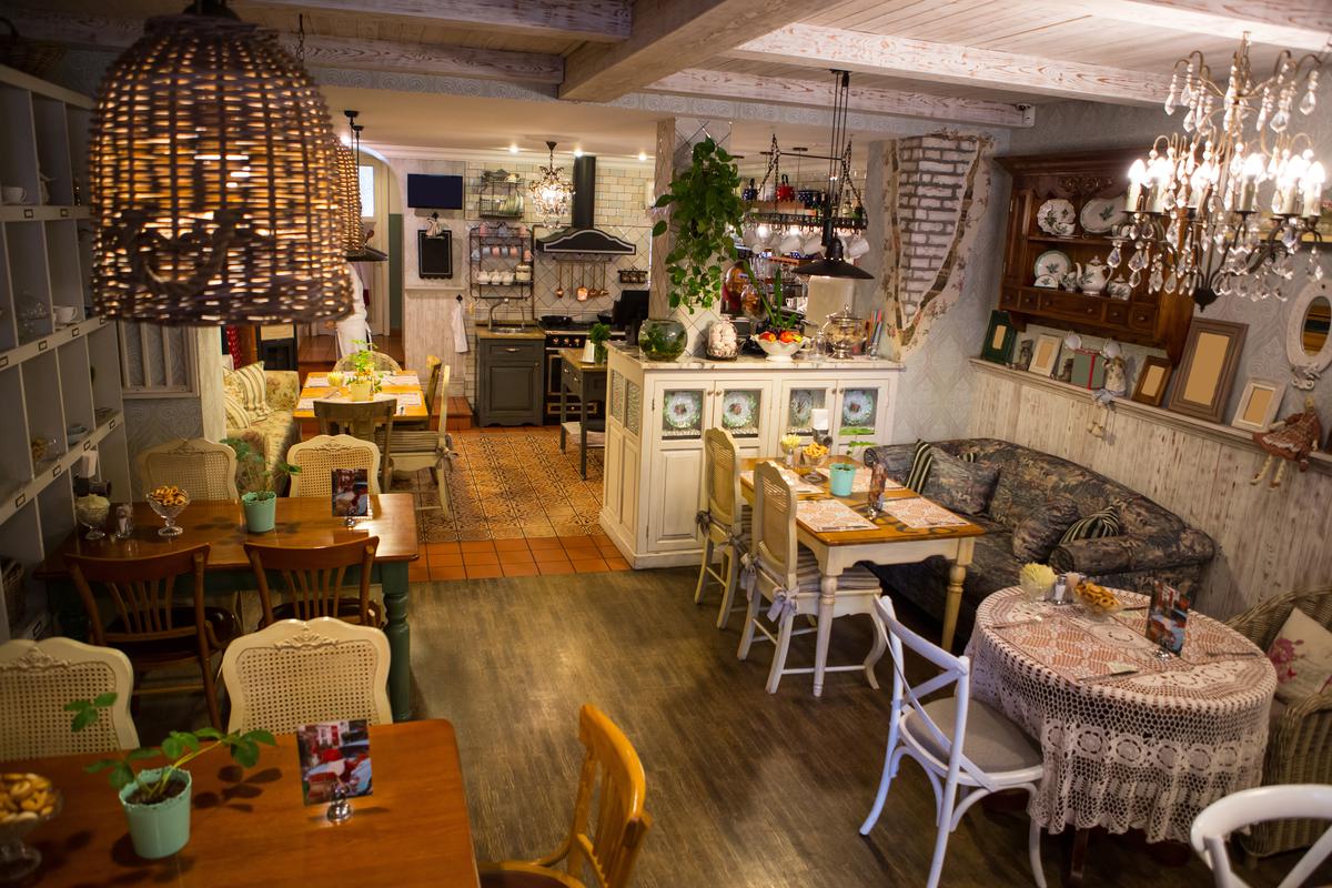 Look for Natural Upholstery for Your French-themed Interior