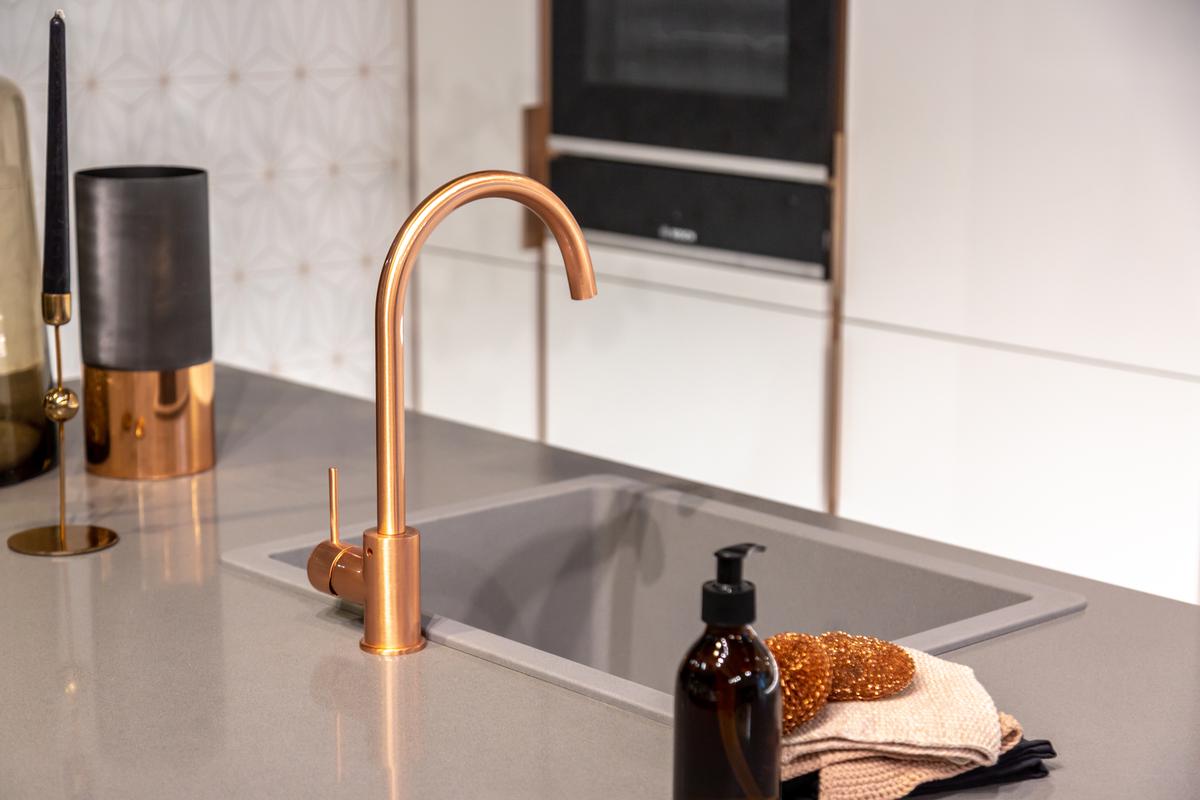 The combination of brass, copper, and iron makes for a very sturdy and stylish kitchen layout.