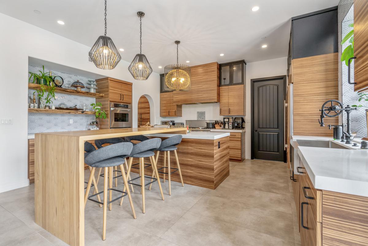 Choose only reclaimed wood and recycled materials for a kitchen interior design that is in harmony with nature.