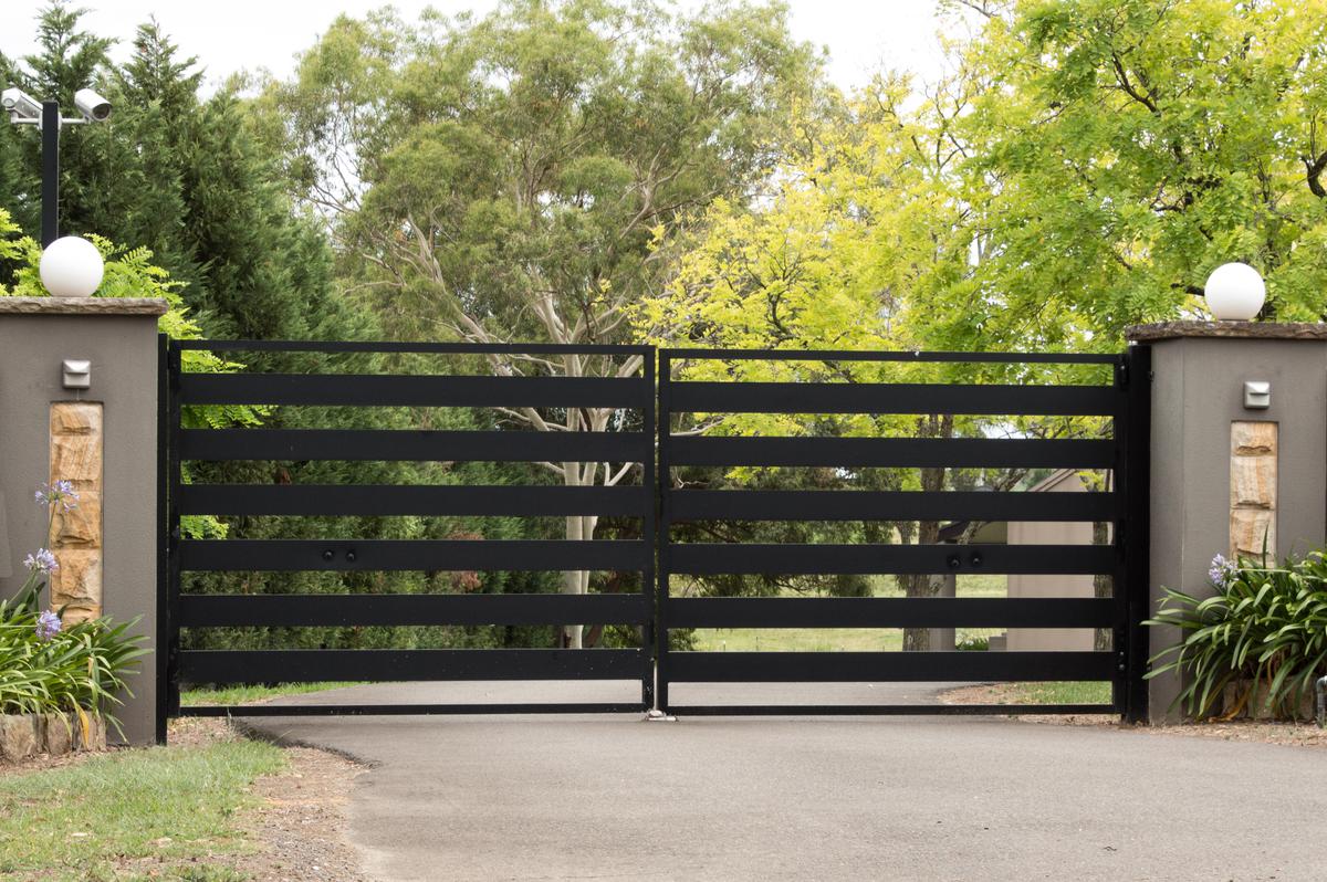 Modern Metal Gates Offer a Sleek and Elegant Look