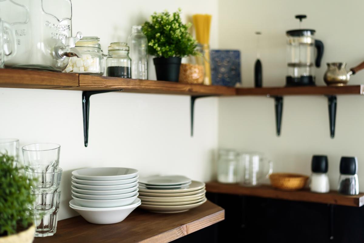 Open Shelving Designs That Add a Vintage Vibe to a Modern Farmhouse Kitchen