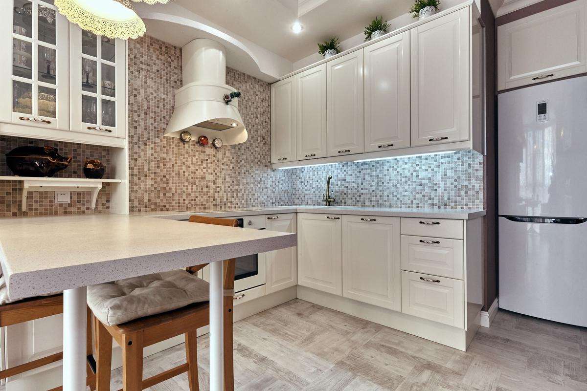 Reclaimed wood flooring is “reclaiming” its rightful place in the trends, and kitchens are all for it.