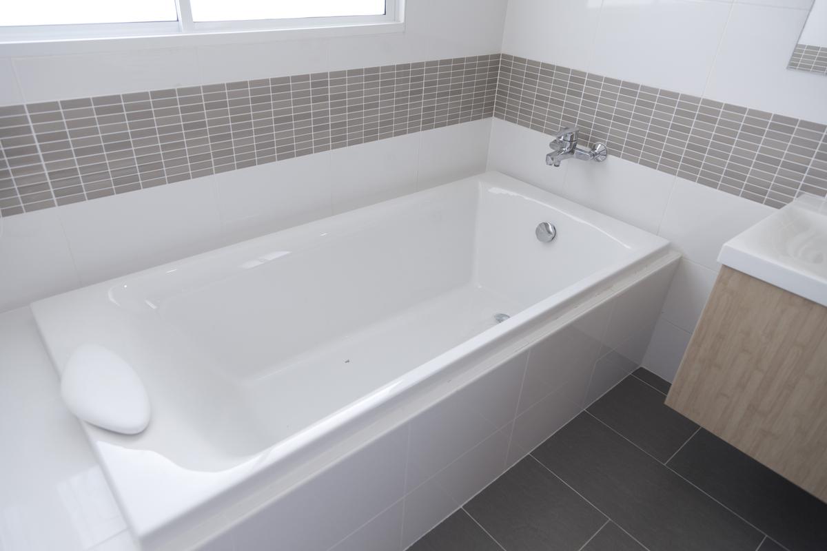 Refresh Your Old Tub With Some Detailing Work