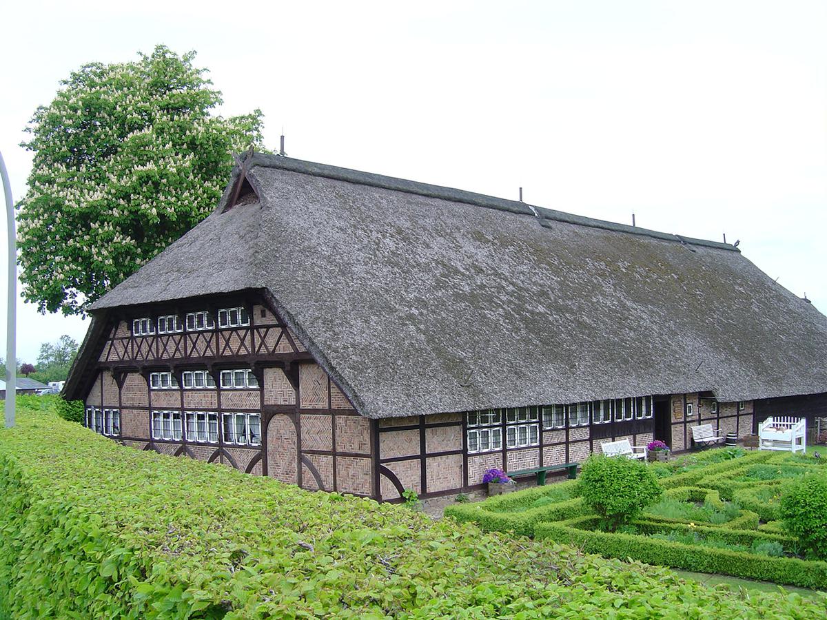 The Low German House represents the Medieval genesis of the Barndominium design (Ile-de-re/Wikimedia Commons).